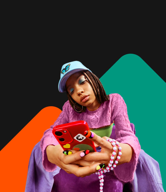 Bild aus der Congstar Kampagne: Junge Frau blickt auf Ihr Smartphone