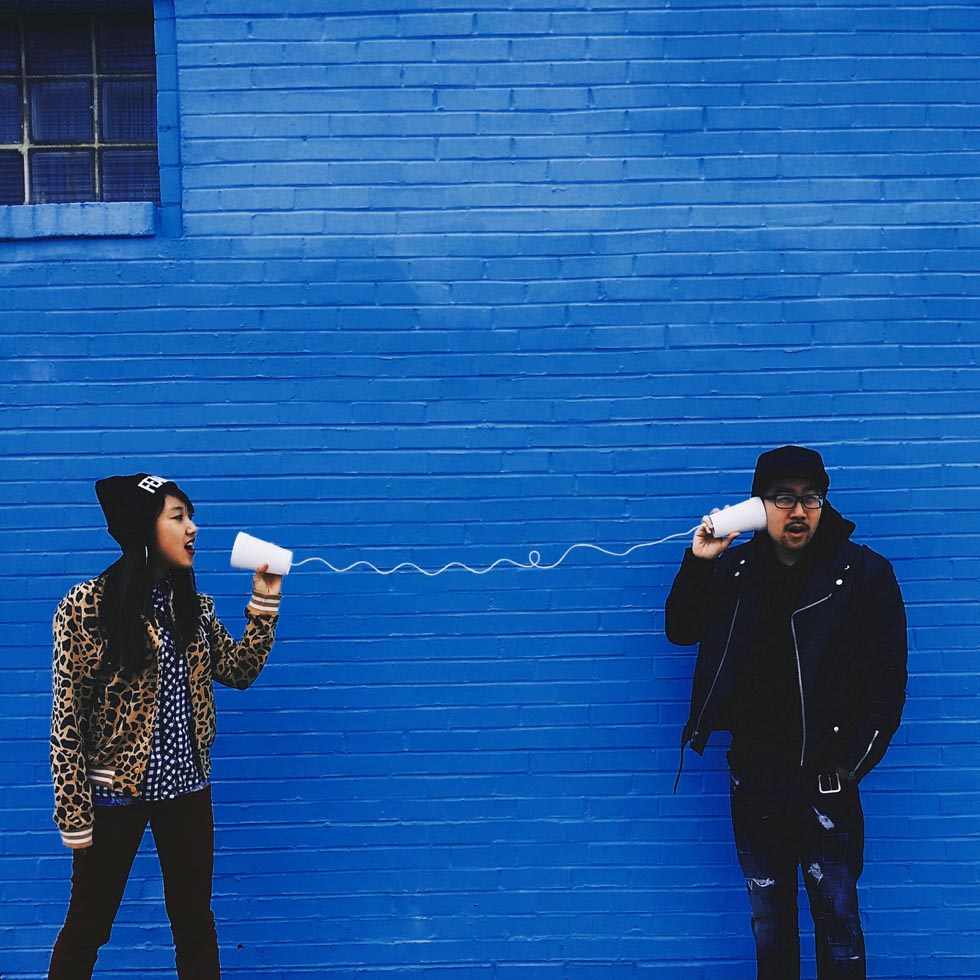 Zwei Personen sprechen über ein Schnurtelefon