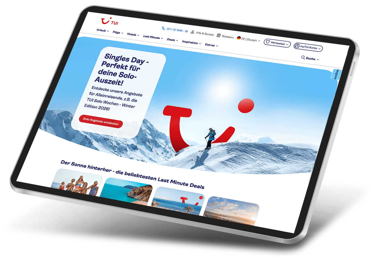Tablet zeigt TUI-Webseite mit Winterszene und Angeboten für Solo-Reisende