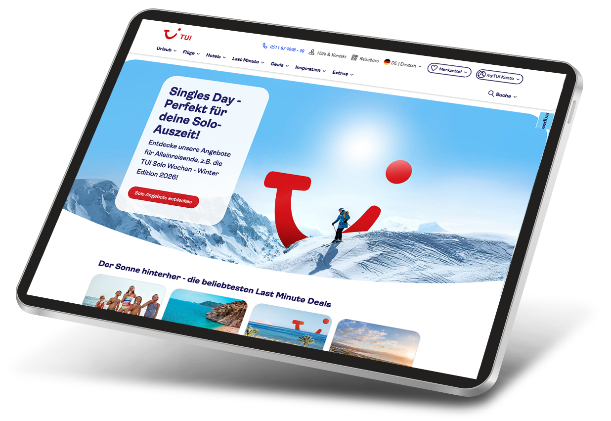 Tablet zeigt TUI-Webseite mit Winterszene und Angeboten für Solo-Reisende