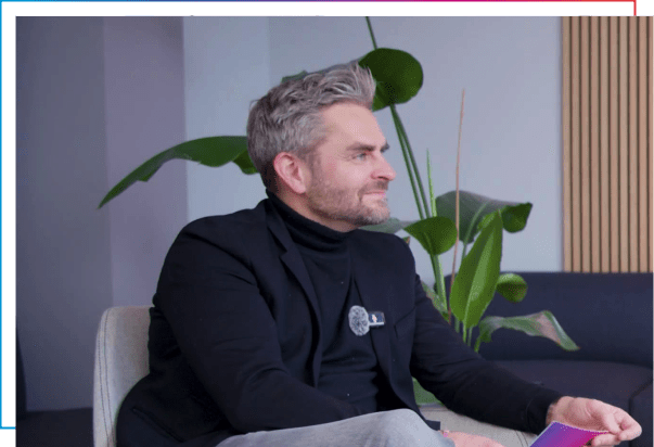 Bild von Kai Vorhölter in seiner Rolle als Moderator der CX Lounge