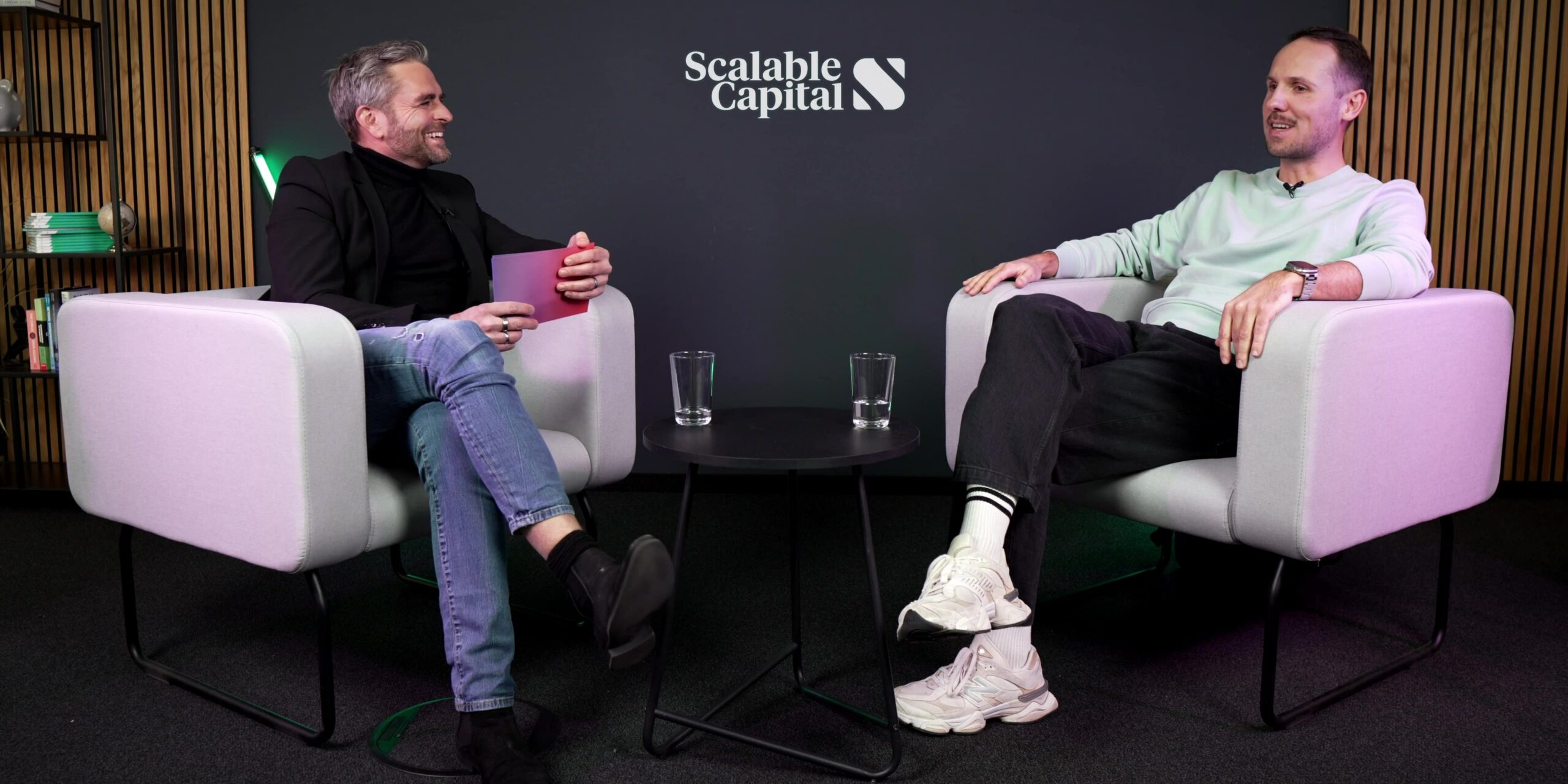 Kai Vorhölter und Maximilian Meyer lachend im Gespräch