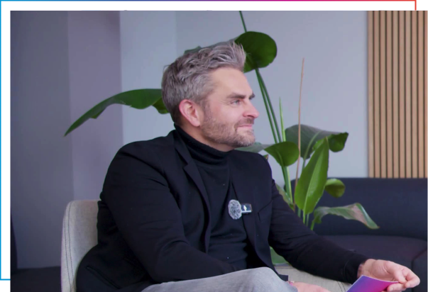 Bild von Kai Vorhölter in seiner Rolle als Moderator der CX Lounge