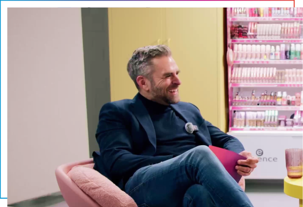 Kai Vorhölter in seiner Rolle als Moderator der CX Lounge