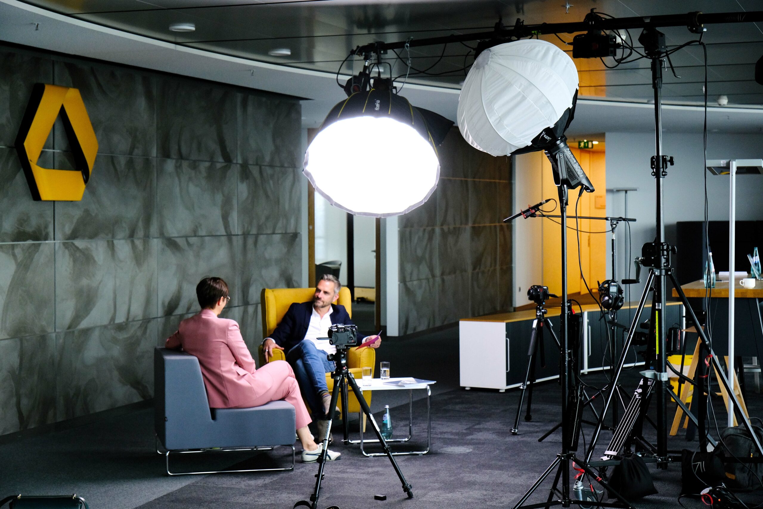 Behind the Scenes der CX Lounge: Kai und Nasrin vor Kameras und Beleuchtung