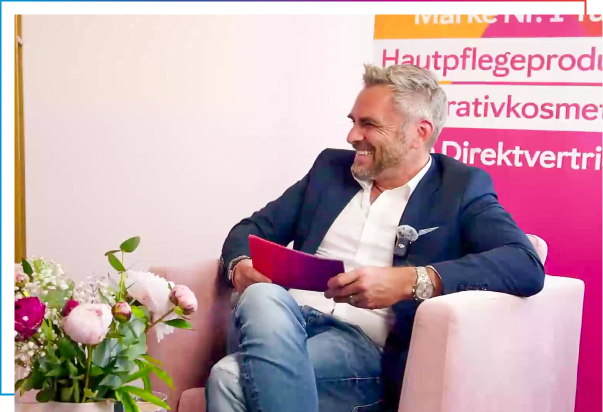 Bild von Kai Vorhölter in seiner Rolle als Moderator der CX Lounge 