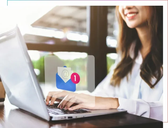 Junge Frau sitzt vor dem Laptop.