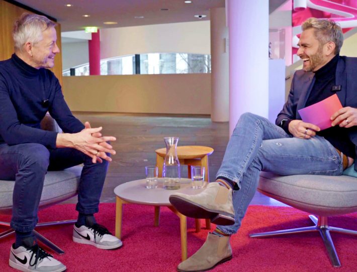Christian Loefert und Kai Vorhölter lachend im Gespräch.